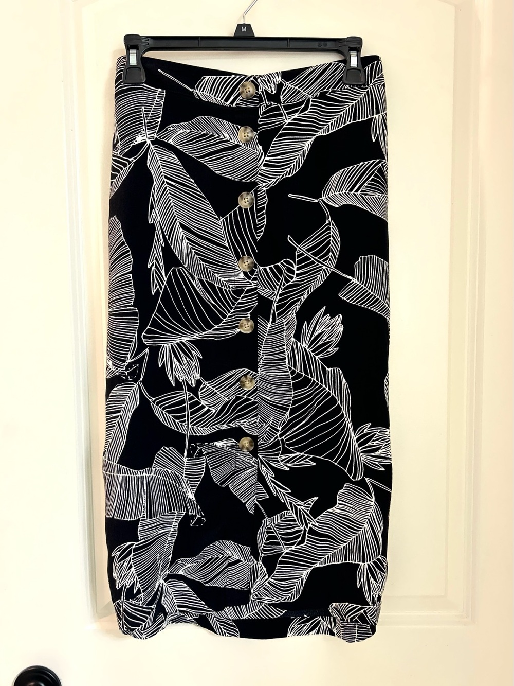 Black & White Button-Front Leaf Print Midi Skirt